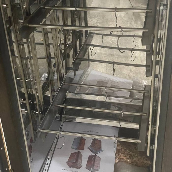 Регулируемые полочки в коптильне КоптиСам для копчения продуктов разной величины